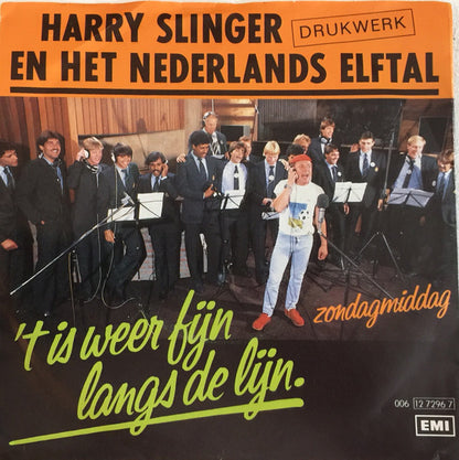 Harry Slinger En Het Nederlands Elftal - 't Is Weer Fijn Langs De Lijn 23430 Vinyl Singles Goede Staat